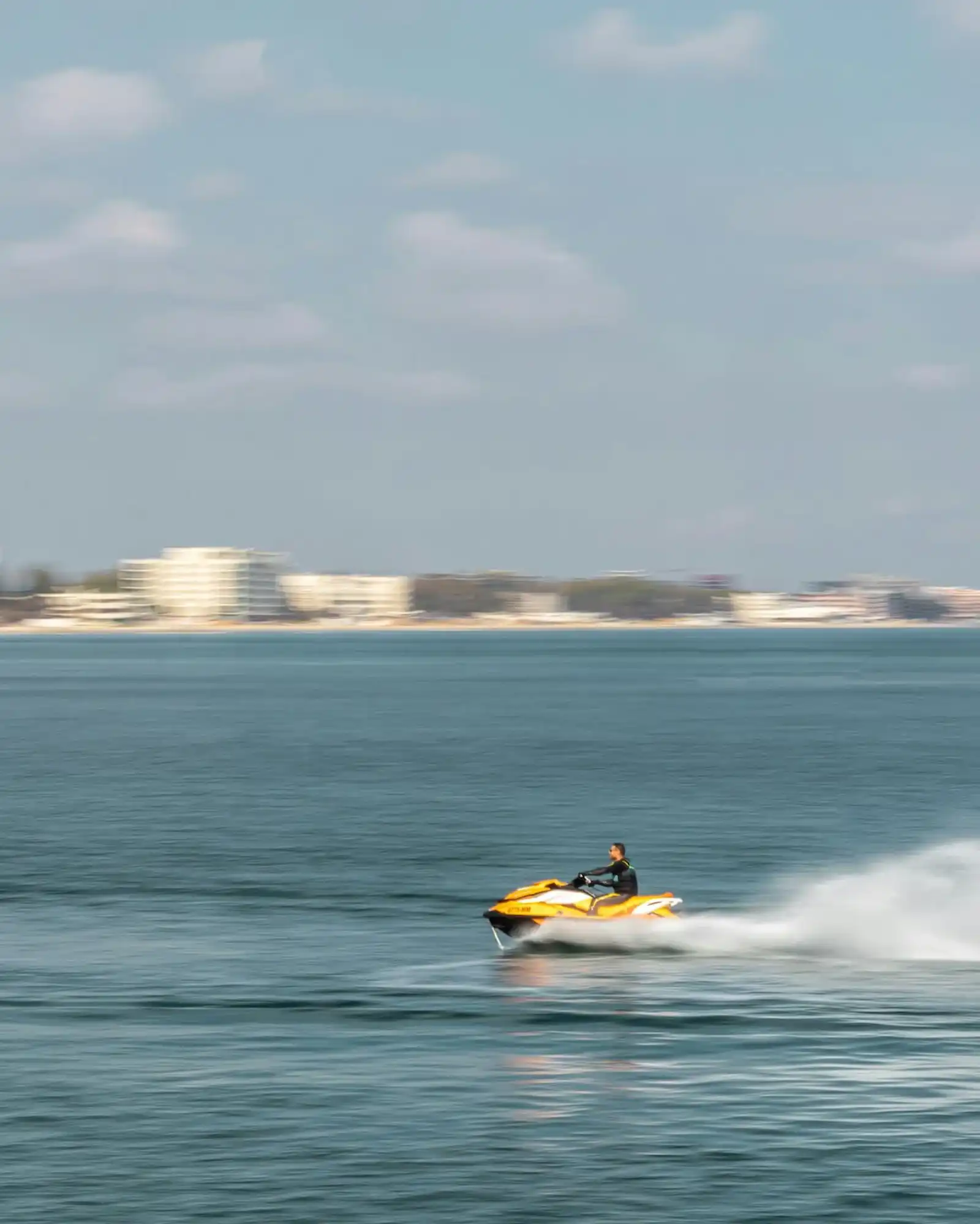 Moto de agua amarilla en Fuengirola | YachtPro Spain Moto de agua amarilla en el mar de Fuengirola España con YachtPro Spain