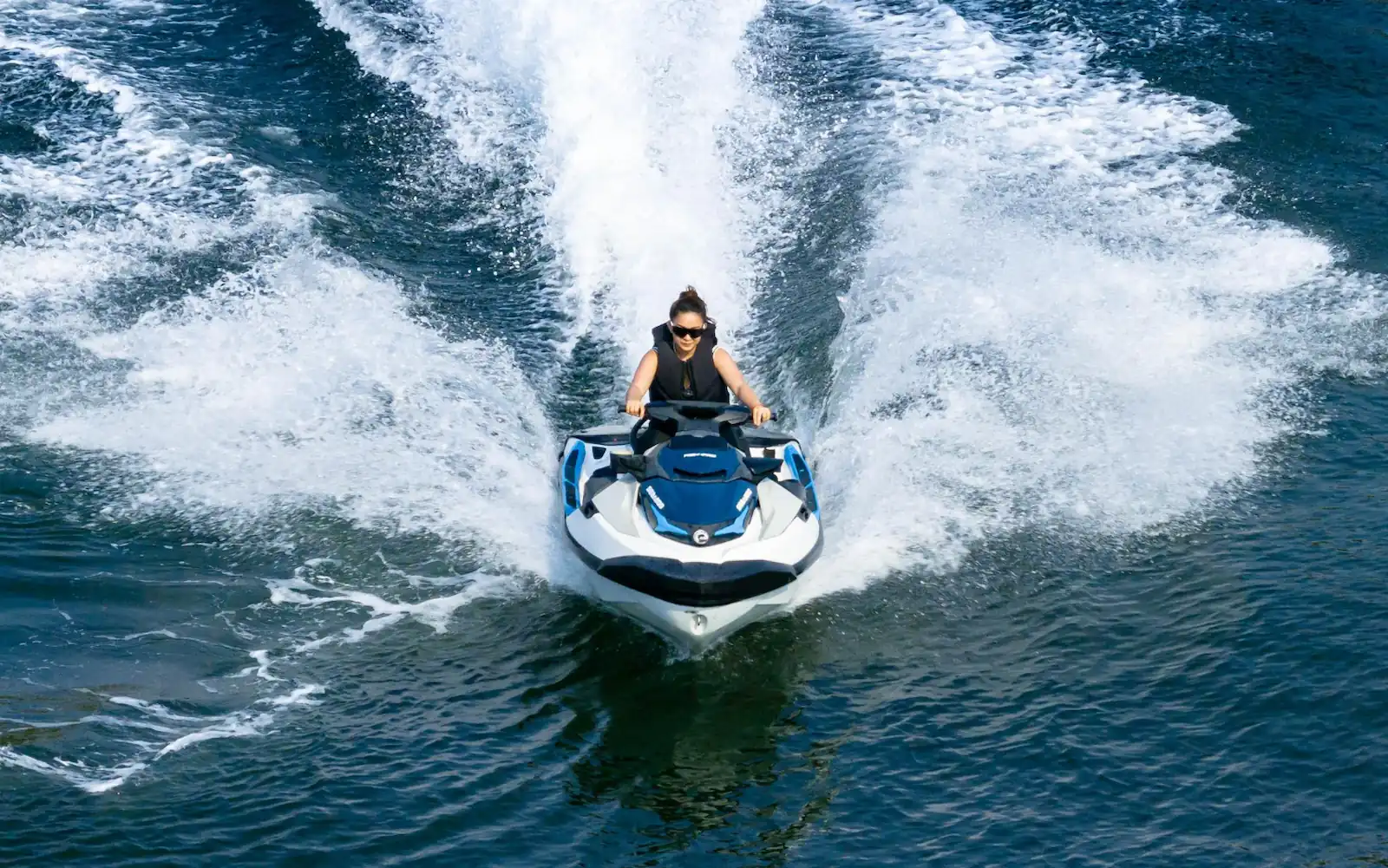 Moto de agua a toda velocidad en el mar de Fuengirola España con YachtPro Spain