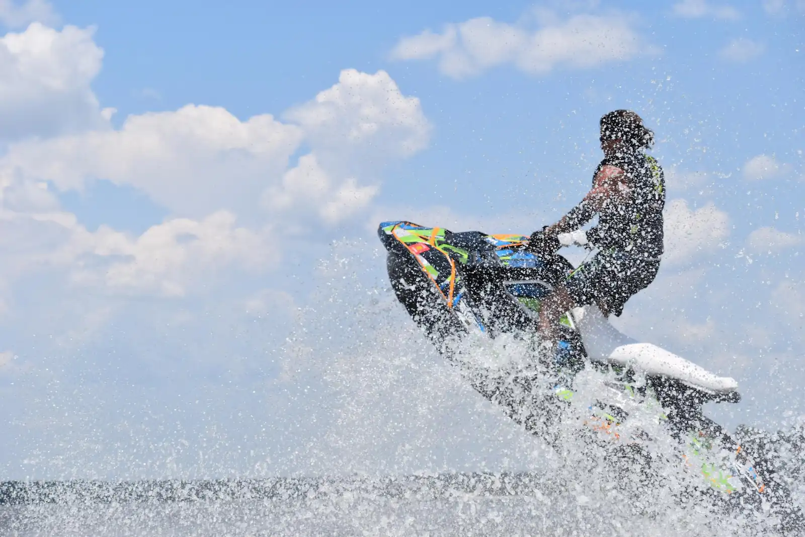 Moto de agua haciendo maniobras en el mar de Fuengirola España con YachtPro Spain