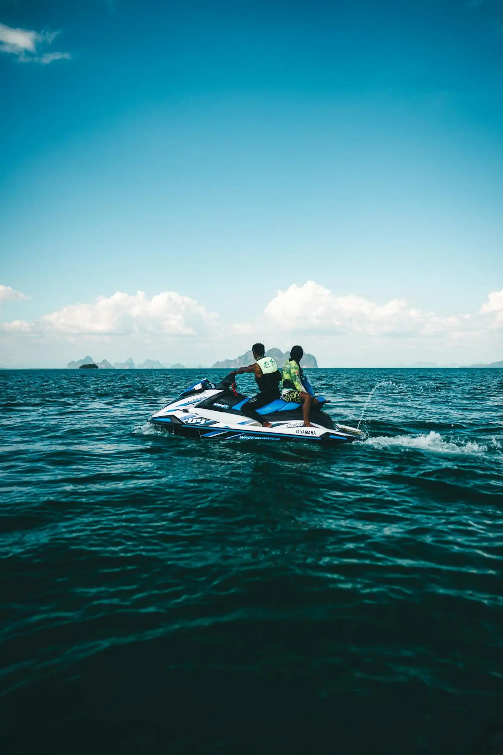 Moto de agua en Fuengirola con cielo despejado desde otra perspectiva | YachtPro Spain Moto de agua en Fuengirola España con cielo despejado desde una perspectiva diferente | YachtPro Spain