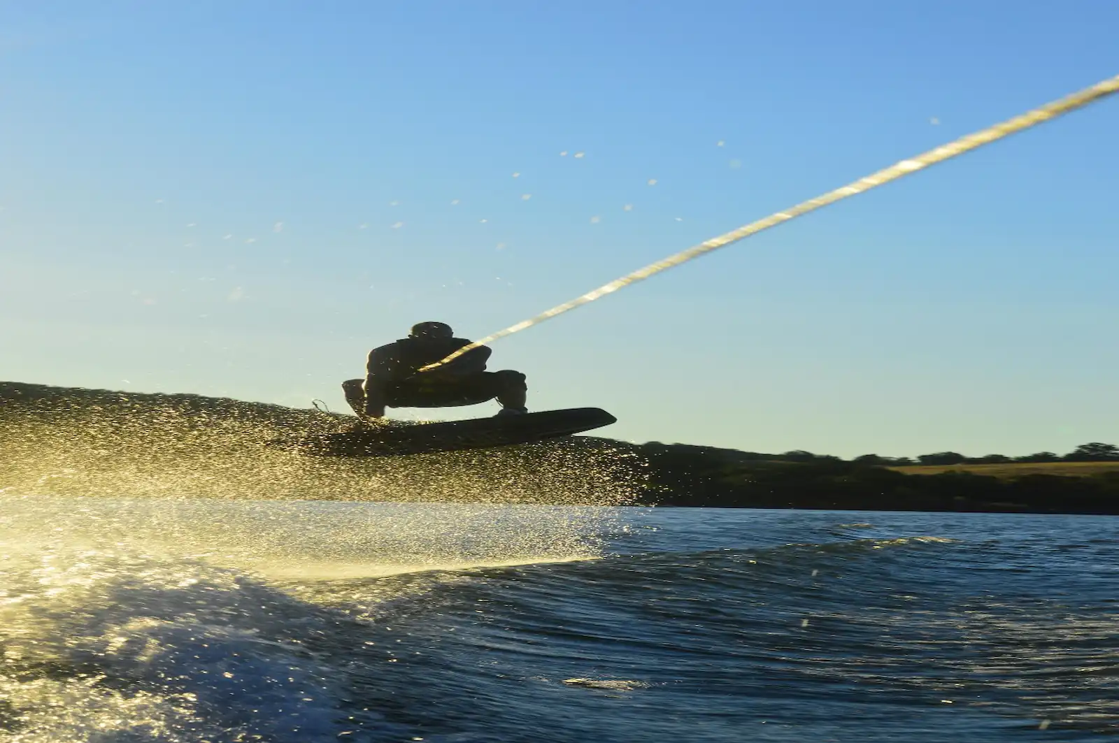 Moto de agua rápida quebrando olas en el mar de Fuengirola España con YachtPro Spain