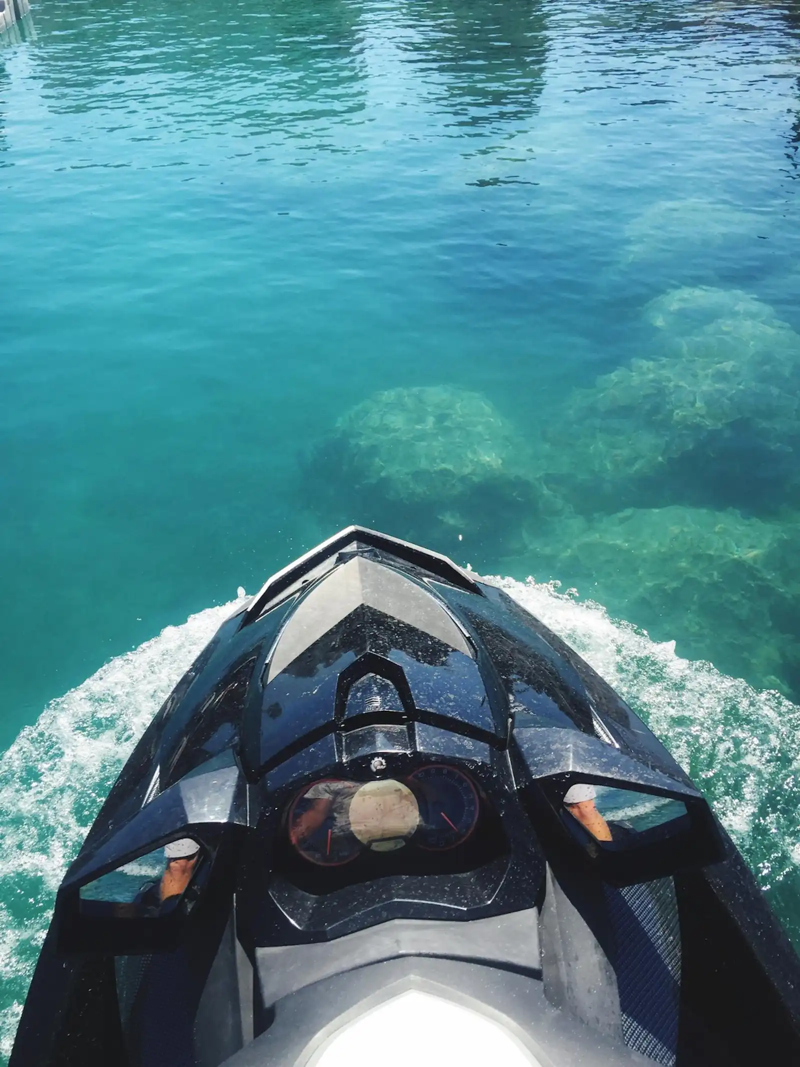 Vista en primera persona conduciendo una moto de agua en el mar de Fuengirola España con YachtPro Spain