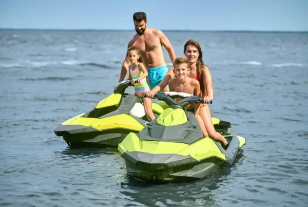 Vista de dos motos de agua en el mar de Fuengirola España con YachtPro Spain