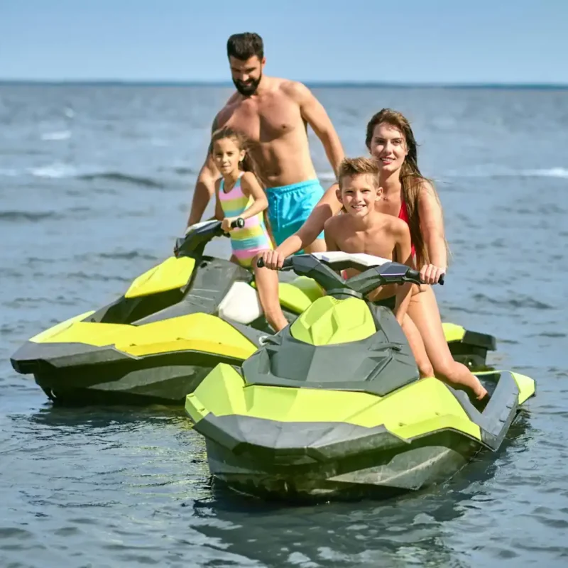 Vista de dos motos de agua en el mar de Fuengirola España con YachtPro Spain