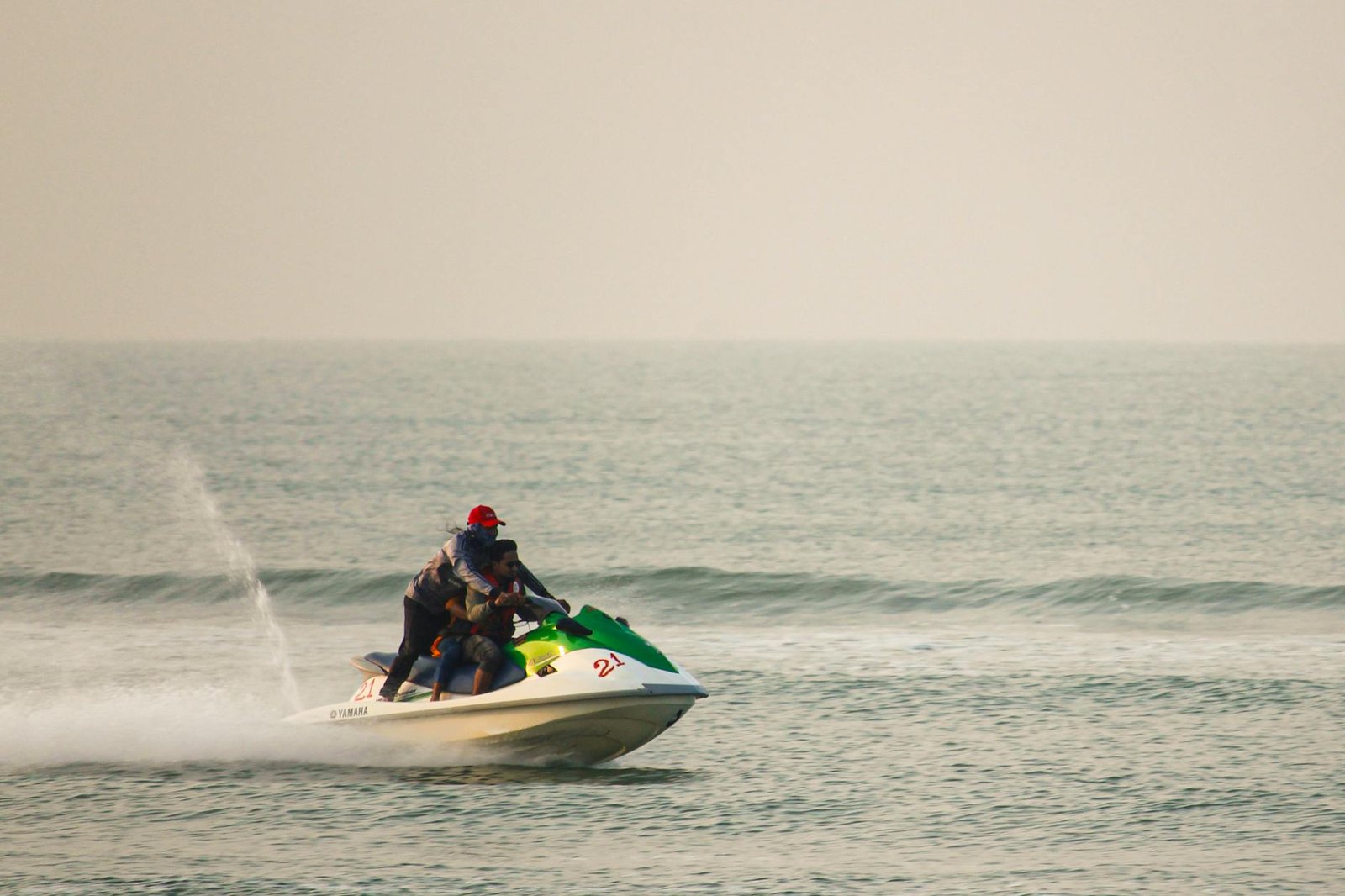 Pareja navegando en moto de agua durante el atardecer en la Costa del Sol