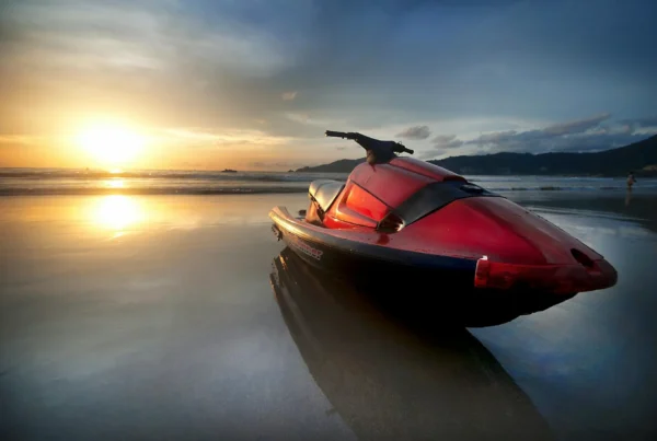 renta de moto de agua Marbella jetski en la playa al atardecer