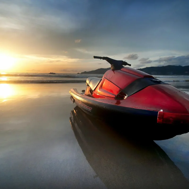 renta de moto de agua Marbella jetski en la playa al atardecer