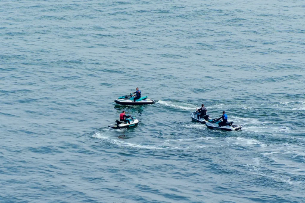 rutas en moto de agua por la Costa del Sol grupo de jetski navegando en el Mediterráneo