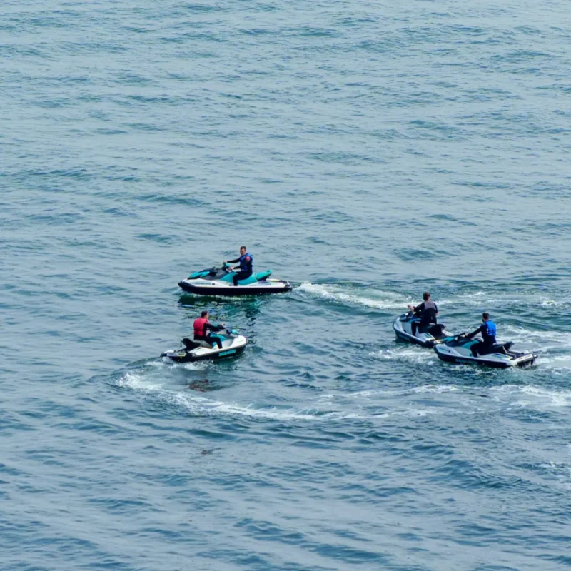 rutas en moto de agua por la Costa del Sol grupo de jetski navegando en el Mediterráneo