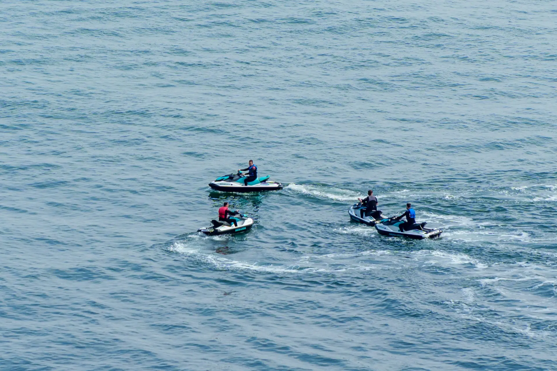 rutas en moto de agua por la Costa del Sol grupo de jetski navegando en el Mediterráneo