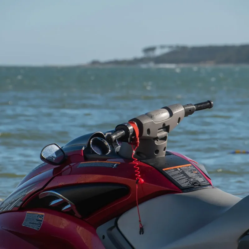 Moto de agua preparada en la orilla antes de comenzar la actividad. La seguridad moto de agua comienza con una revisión del equipo, el estado del vehículo y el uso de accesorios adecuados.