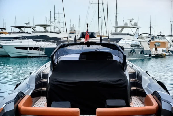 licencia para alquilar barco malaga, Vista desde el puesto de mando de un yate en el puerto de Málaga, opciones con y sin licencia
