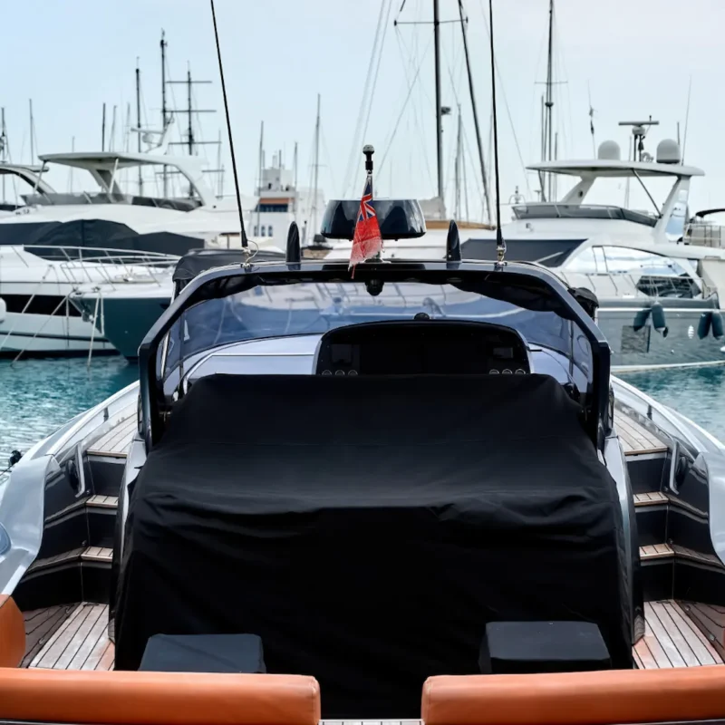 licencia para alquilar barco malaga, Vista desde el puesto de mando de un yate en el puerto de Málaga, opciones con y sin licencia