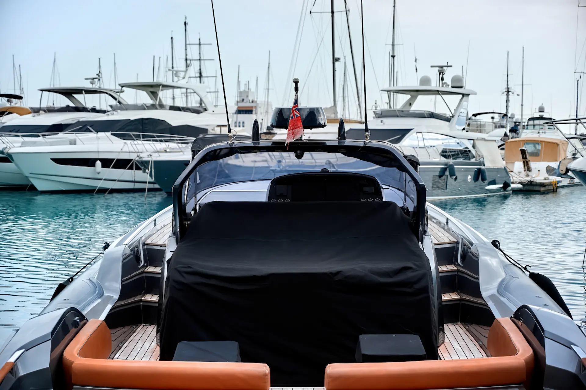 licencia para alquilar barco malaga, Vista desde el puesto de mando de un yate en el puerto de Málaga, opciones con y sin licencia