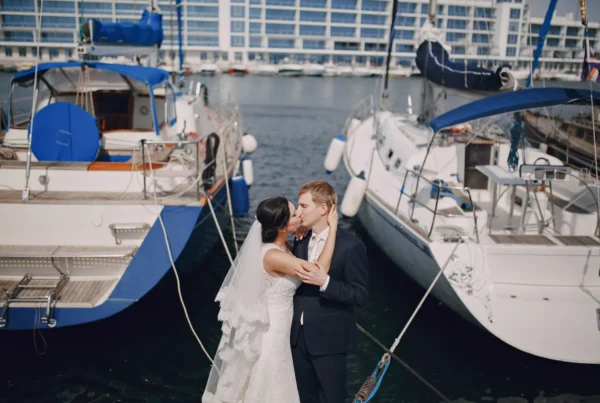 Alquiler de barco para eventos en Málaga, Pareja de recién casados besándose en un yate en el puerto de Málaga, perfecto para bodas y celebraciones románticas