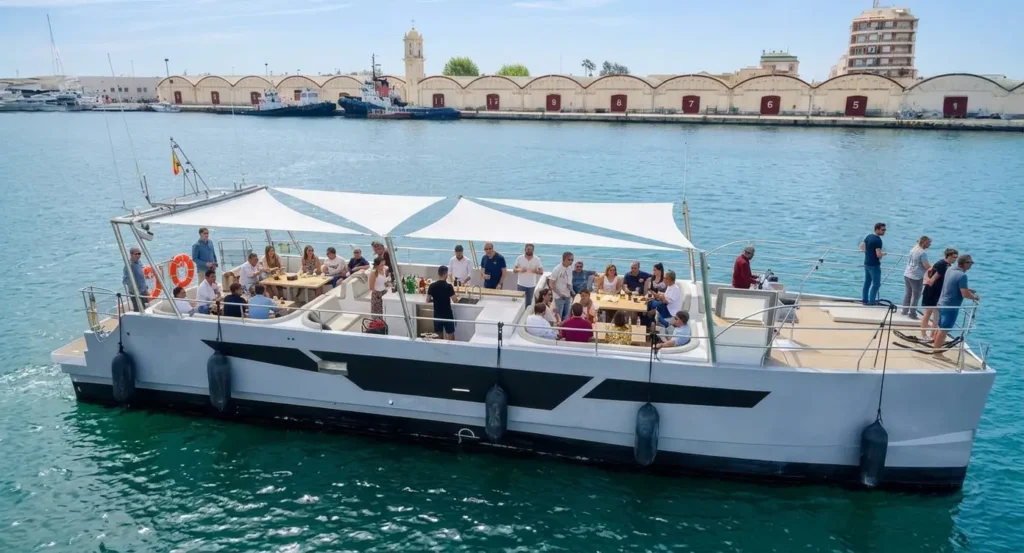 Alquiler Catamarán Grupos 41 Pax Benalmádena Alquiler de Catamarán para grupos hasta 41 pax en Benalmádena - Yacht Pro Spain