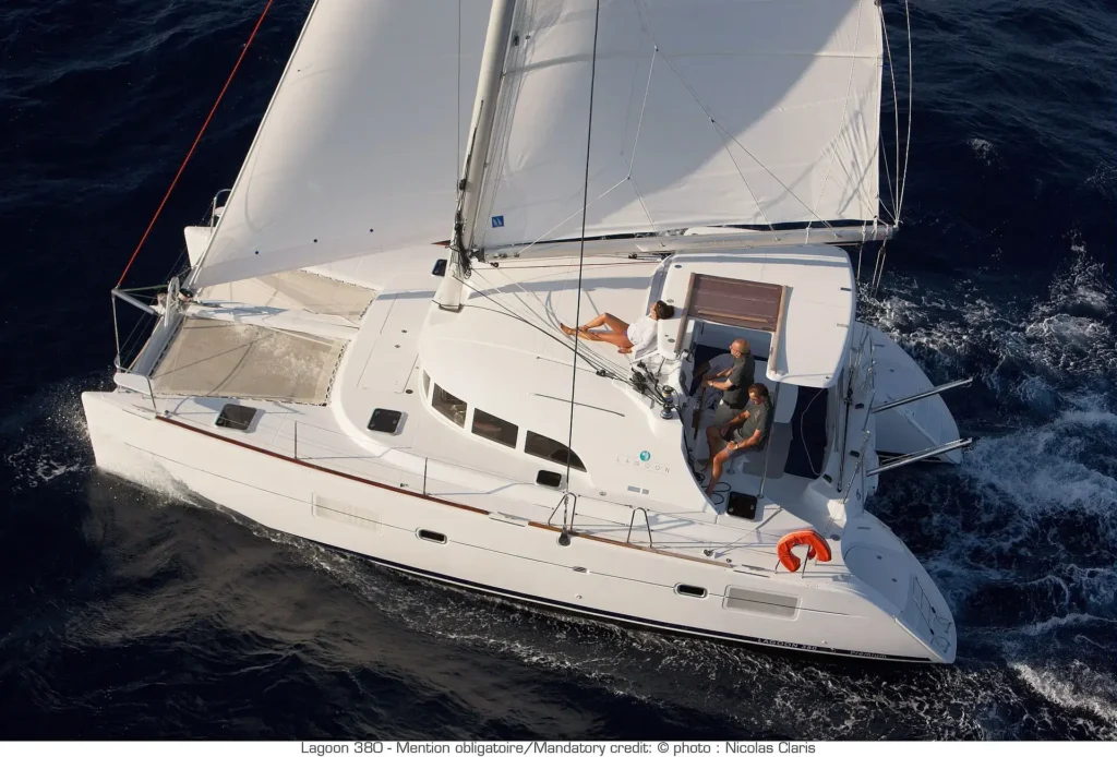Catamarán Lagoon 380 en Puerto Banús para grupos y experiencias privadas