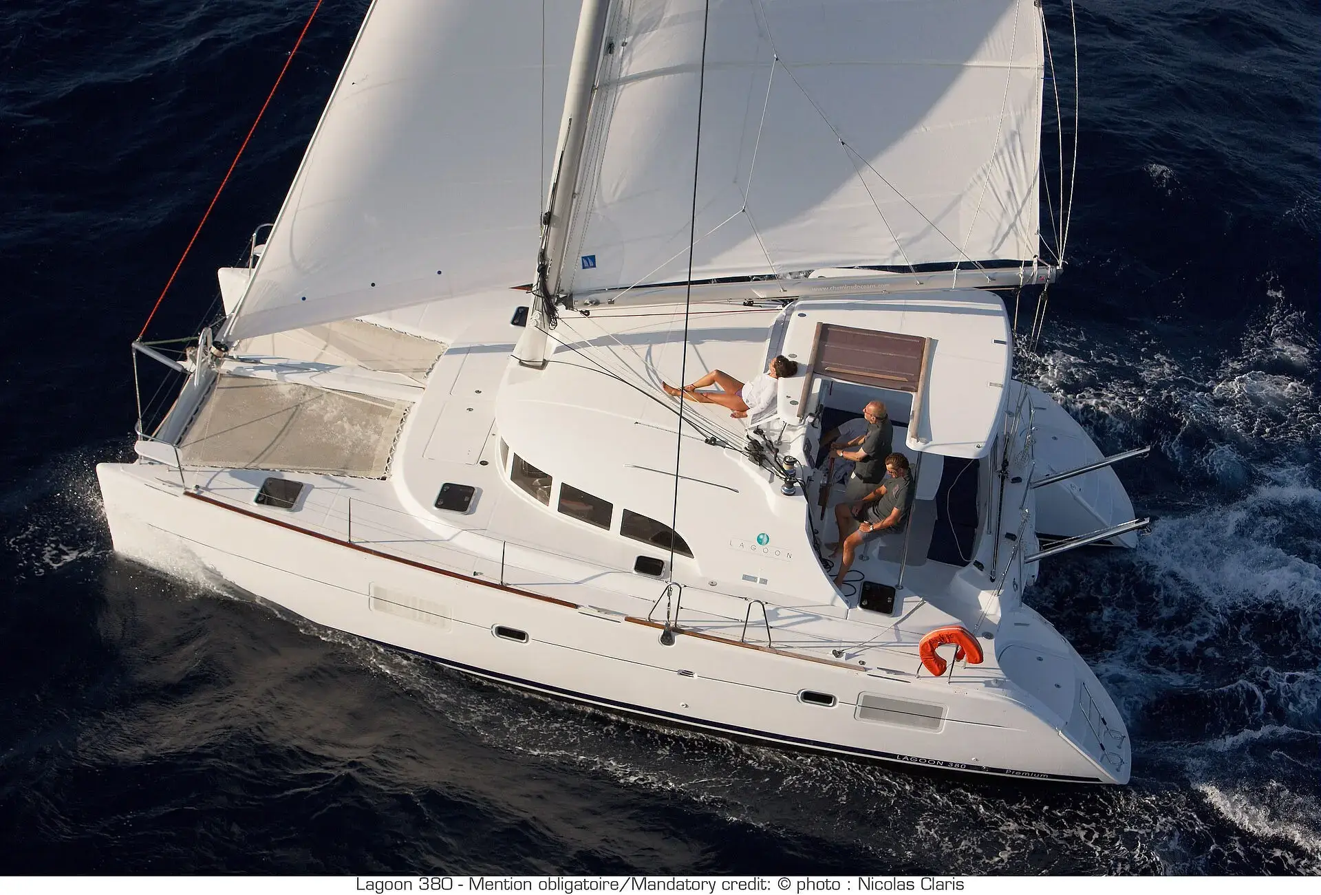 Catamarán Lagoon 380 en Puerto Banús disponible para alquiler