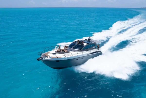 Yate Cranchi Mediterranee 50 en Puerto Banús para charter privado y alquiler premium Las mejores embarcaciones para alquilar en la Costa del Sol