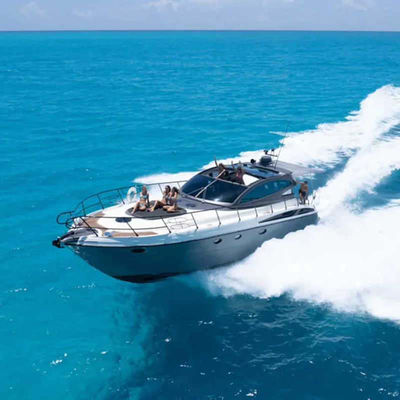 Yate Cranchi Mediterranee 50 en Puerto Banús para charter privado y alquiler premium Las mejores embarcaciones para alquilar en la Costa del Sol
