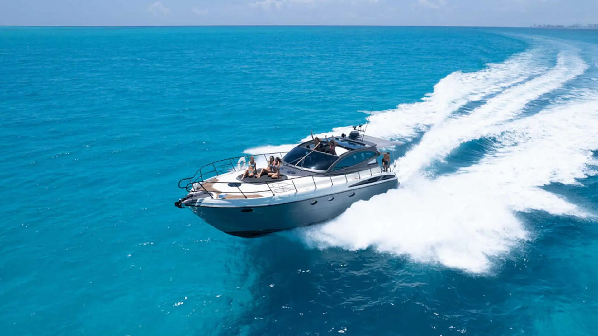 Yate Cranchi Mediterranee 50 en Puerto Banús para charter privado y alquiler premium en Costa del Sol