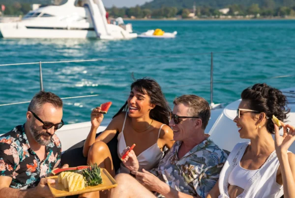 Grupo disfrutando un catamarán para calcular la capacidad ideal de un barco para eventos y celebraciones