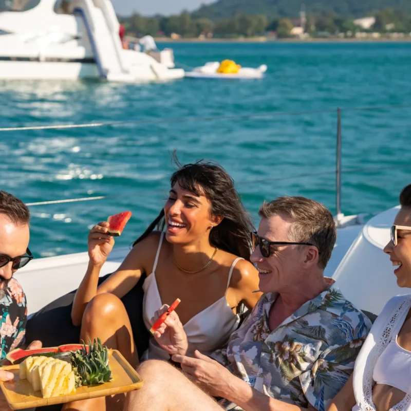 Grupo disfrutando un catamarán para calcular la capacidad ideal de un barco para eventos y celebraciones