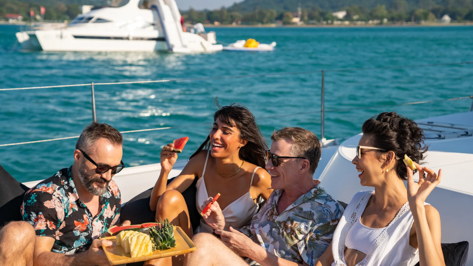 Grupo disfrutando un catamarán para calcular la capacidad ideal de un barco para eventos y celebraciones