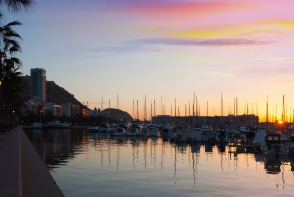 Puerto con yates al amanecer para comparar presupuestos de alquiler de barcos en Costa del Sol