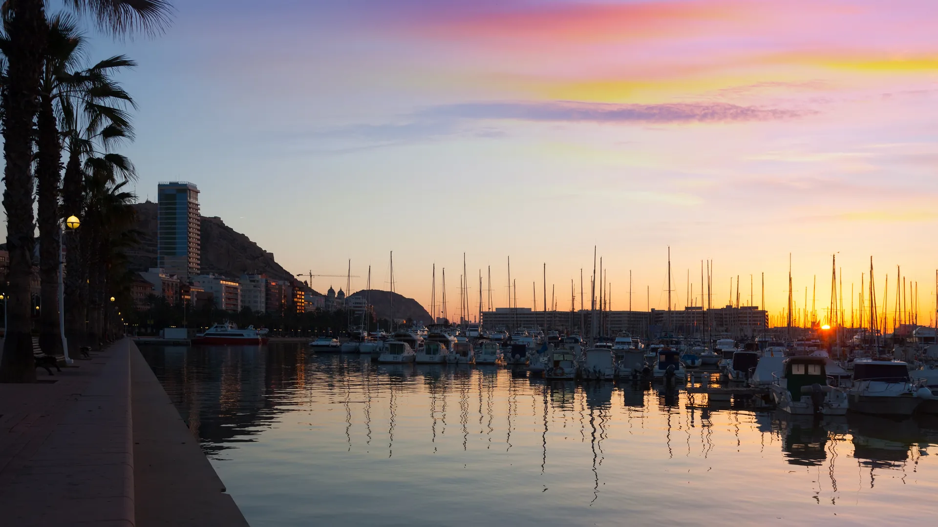 Puerto con yates al amanecer para comparar presupuestos de alquiler de barcos en Costa del Sol