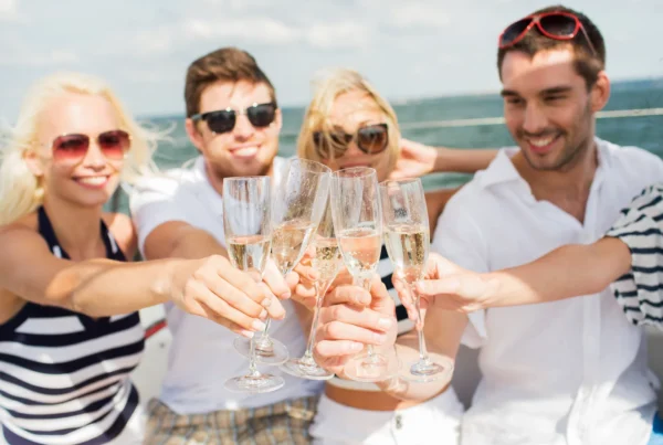 Grupo disfrutando en yate privado para ilustrar una reserva bien planificada en Málaga y Costa del Sol
