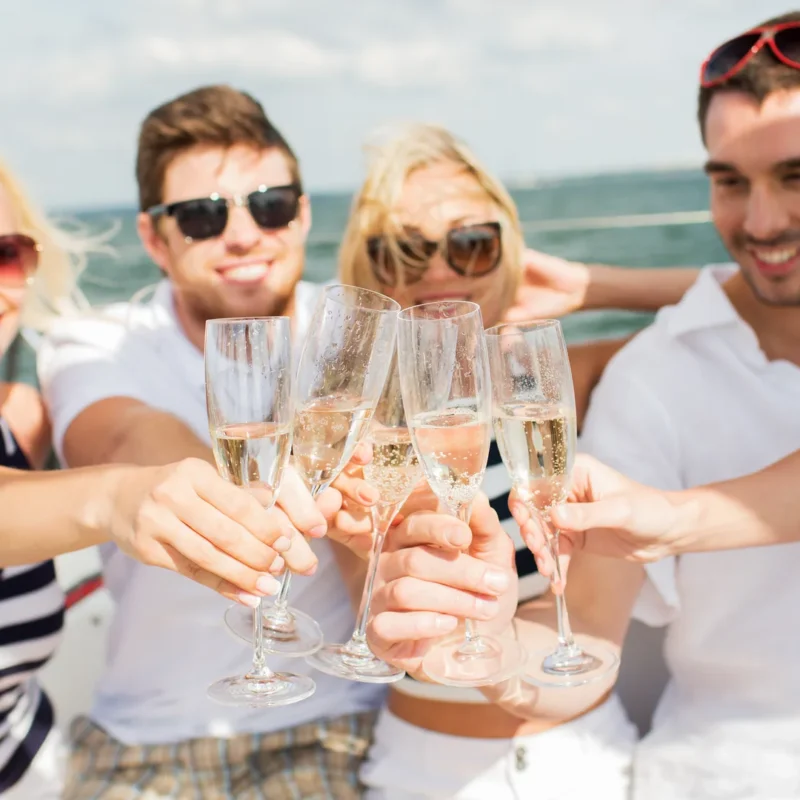 Grupo disfrutando en yate privado para ilustrar una reserva bien planificada en Málaga y Costa del Sol