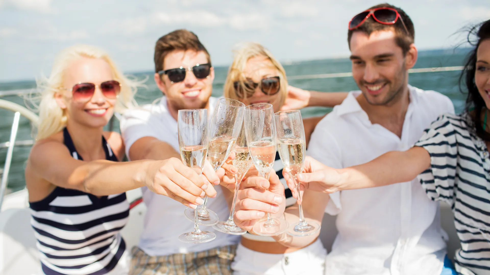Grupo disfrutando en yate privado para ilustrar una reserva bien planificada en Málaga y Costa del Sol