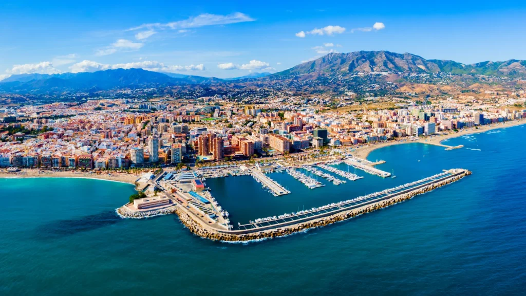 fuengirola-benalmadena-o-puerto-banus-que-puerto-elegir Vista aérea panorámica de Fuengirola y su puerto para comparar puertos en Costa del Sol