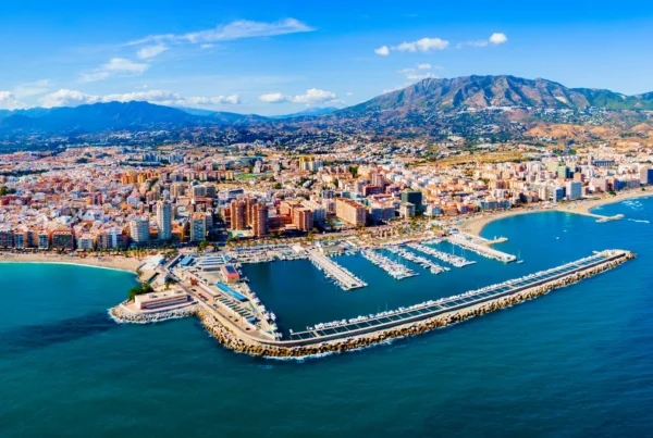 Vista aérea panorámica de Fuengirola y su puerto para comparar puertos en Costa del Sol