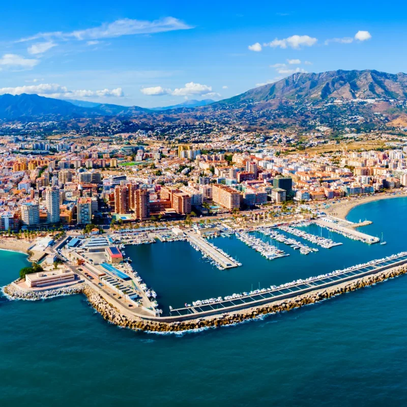 Vista aérea panorámica de Fuengirola y su puerto para comparar puertos en Costa del Sol
