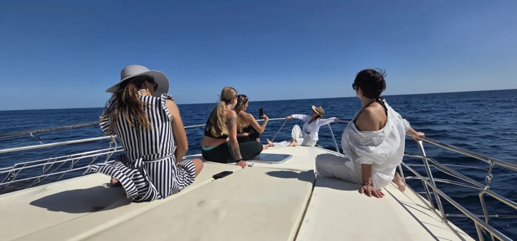 Yate Macarena en Fuengirola - grupo en proa Grupo en la proa durante una salida privada en yate desde Fuengirola