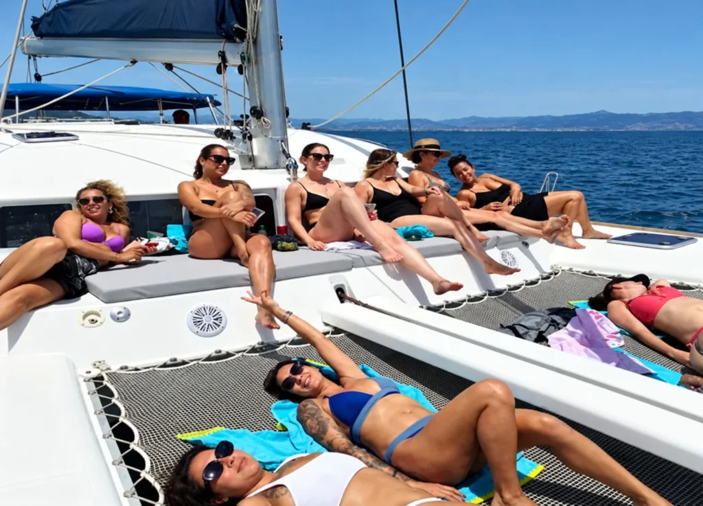 Zona exterior del catamarán Pasajeros descansan en la cubierta exterior de un catamarán