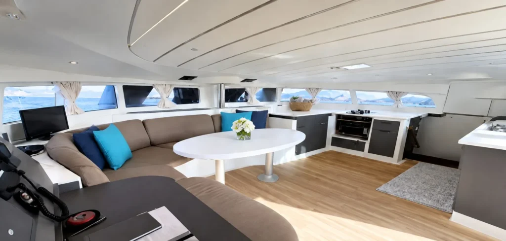 Salón comedor del catamarán Lagoon 410 Salón comedor interior de un catamarán con mesa y asientos